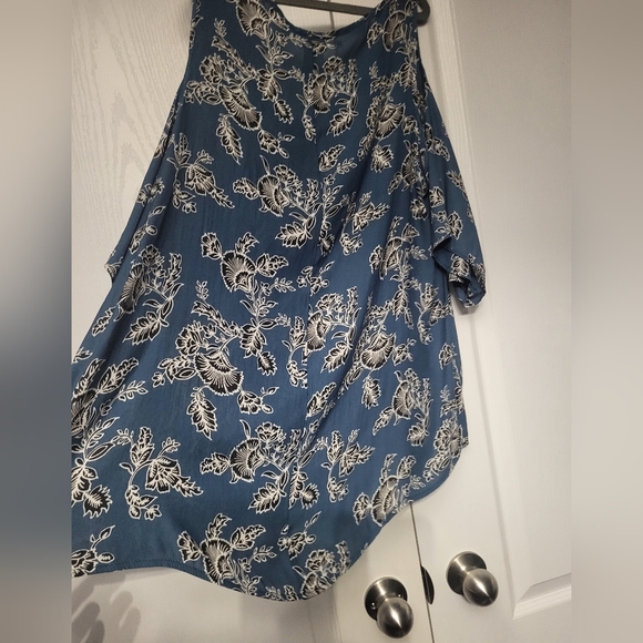 Torrid Plus Size 0 Blue Floral V-Neck Cold Shoulder Blouse - Picture 8 of 10